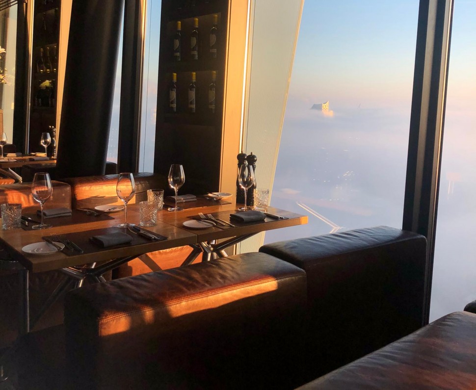 clouds Restaurant mit Ausblick auf tiefhängende Wolken