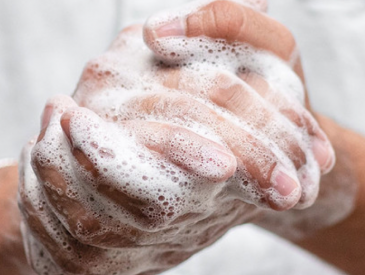 Händewaschen mit schäumender Seife